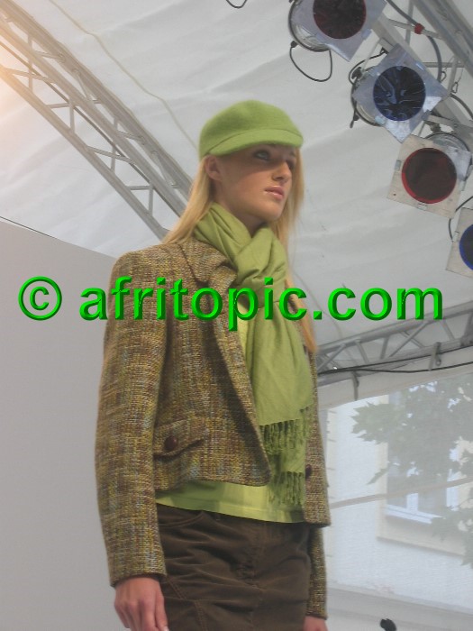 ../Images/Krefeld-Strssenmodenschau-2005 092.jpg